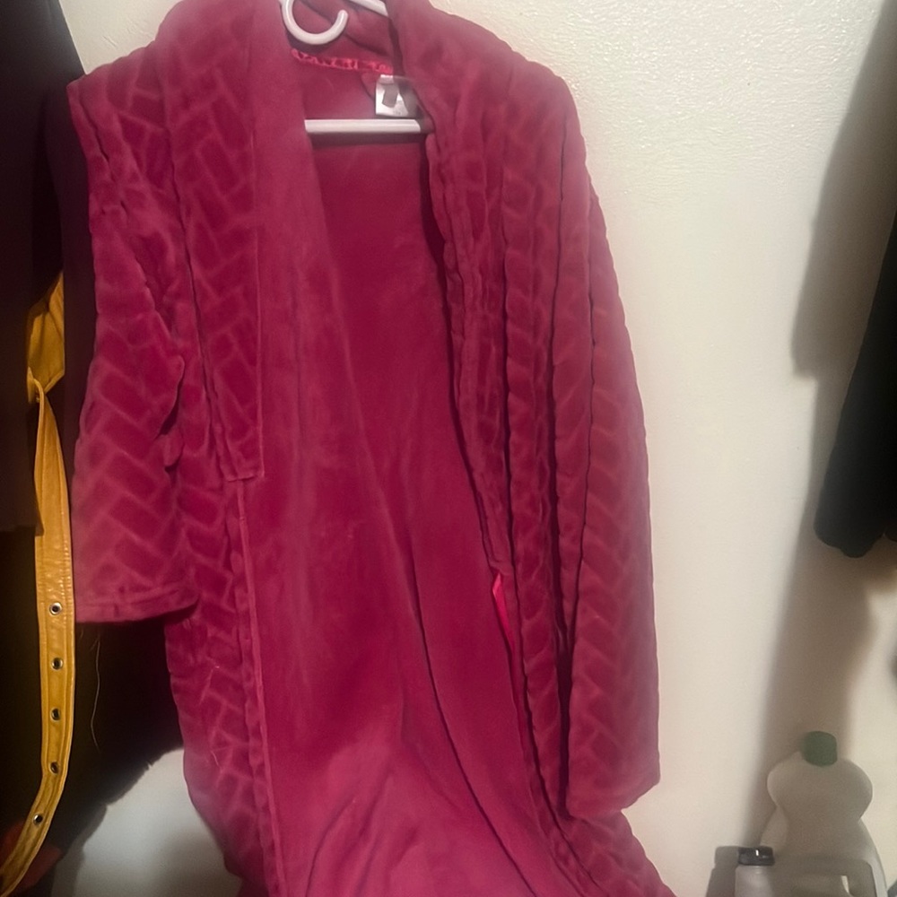 I’m selling a navy pink robe fur feeling cozy it’s hood yo take a shower!